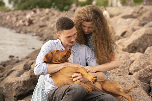 Junges Paar mit Hund am Strand - VPIF01501