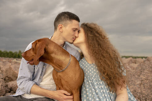 Junges Paar mit Hund am Strand - VPIF01505