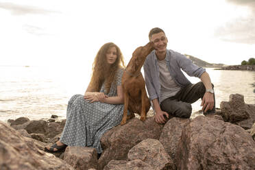 Junges Paar mit Hund am Strand - VPIF01506