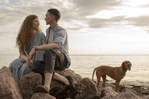 Junges Paar mit Hund am Strand - VPIF01508