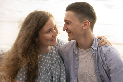 Porträt eines jungen Paares am Strand, lizenzfreies Stockfoto