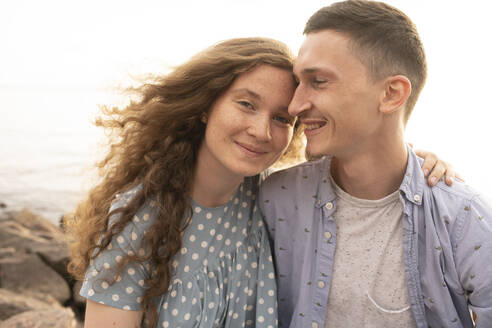 Portrait of young couple at the beach - VPIF01511