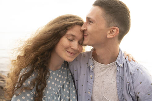 Portrait of young couple at the beach - VPIF01512