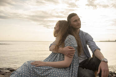 Portrait of young couple at the beach - VPIF01513