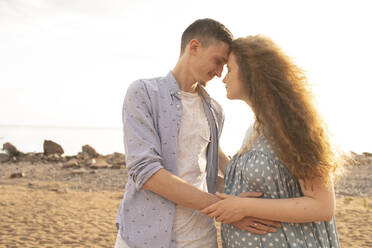 Portrait of young couple at the beach - VPIF01514