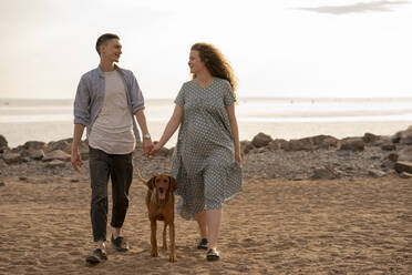 Junges Paar mit Hund am Strand - VPIF01515