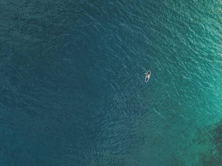 Luftaufnahme eines Paddelboards auf der Insel Gili-Air, Bali, Indonesien - KNTF03429