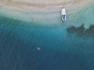 Drohnenaufnahme eines Paddelboards auf der Insel Gili-Air auf Bali, Indonesien - KNTF03431