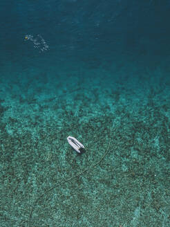 Luftaufnahme eines Bootes auf dem Meer auf der Insel Gili-Air, Bali, Indonesien - KNTF03437