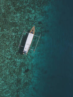 Drohnenansicht eines Auslegers auf dem Meer auf der Insel Gili-Air, Bali, Indonesien - KNTF03438