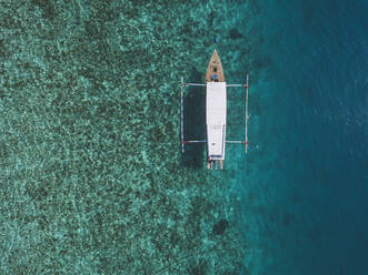 Drohnenaufnahme eines Auslegers auf dem Meer bei der Insel Gili-Air, Bali, Indonesien - KNTF03439