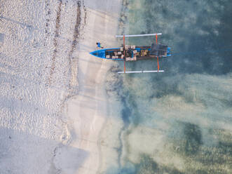 Luftaufnahme von Boxen in Auslegern auf der Insel Gili-Air, Bali, Indonesien - KNTF03445