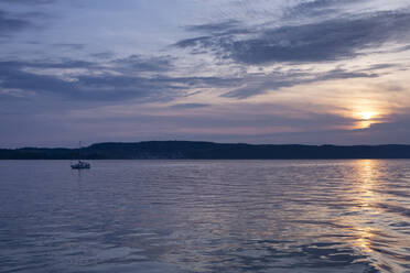 Blick auf den Bodensee gegen den stimmungsvollen Himmel bei Sonnenuntergang, Überlingen, Deutschland - FCF01806