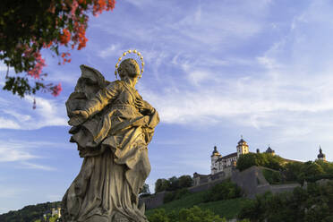 Statue auf der Alten Mainbrücke, Würzburg, Bayern, Deutschland, Europa - RHPLF11093