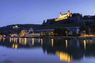 Festung Marienberg in der Abenddämmerung, Würzburg, Bayern, Deutschland, Europa - RHPLF11094