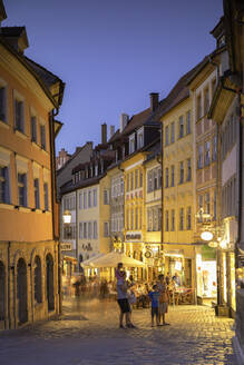 Restaurants in der Abenddämmerung, Bamberg, UNESCO-Welterbe, Bayern, Deutschland, Europa - RHPLF11106
