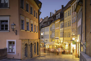 Restaurants in der Abenddämmerung, Bamberg, UNESCO-Welterbe, Bayern, Deutschland, Europa - RHPLF11109