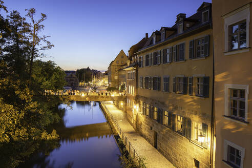 Gebäude entlang der Regnitz in der Abenddämmerung, Bamberg, UNESCO-Welterbe, Bayern, Deutschland, Europa - RHPLF11112