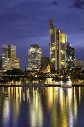 Skyline und Eiserner Steg in der Abenddämmerung, Frankfurt, Hessen, Deutschland, Europa - RHPLF11114