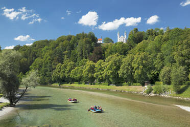 Blick über die Isar zum Kalvarienberg, Bad Tölz, Oberbayern, Bayern, Deutschland, Europa - RHPLF11134