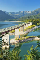 Brücke über den Sylvensteinsee bei Lenggries, Deutsche Alpenstrassee, Oberbayern, Bayern, Deutschland, Europa - RHPLF11136