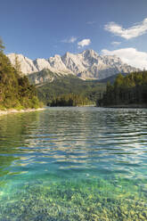 Eibsee und Zugspitze, bei Grainau, Werdenfelser Land, Oberbayern, Bayern, Deutschland, Europa - RHPLF11142