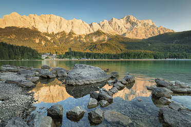 Eibsee, Hotel Eibsee und Wettersteingebirge, bei Grainau, Werdenfelser Land, Oberbayern, Bayern, Deutschland, Europa - RHPLF11143