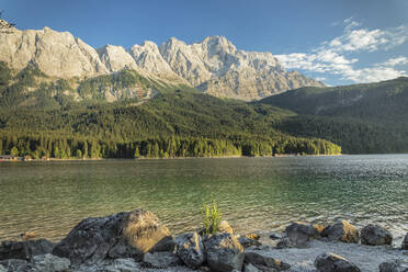 Eibsee und Zugspitze, bei Grainau, Werdenfelser Land, Oberbayern, Bayern, Deutschland, Europa - RHPLF11145