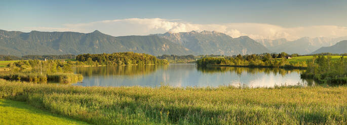 Blick über den Riegsee auf Zugspitze und Wettersteingebirge, Oberbayern, Bayern, Deutschland, Europa - RHPLF11147