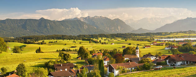 Blick von der Aidlinger Höhe über Aidling zum Wettersteingebirge und zur Zugspitze, Oberbayern, Bayerische Alpen, Bayern, Deutschland, Europa - RHPLF11148