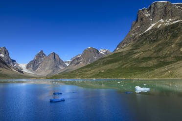 Pyramidenförmige Gipfel, blaue Eisberge, Gletscher, zerklüfteter Süd-Skjoldungen-Fjord, herrliches Wetter, abgelegenes Südostgrönland, Dänemark, Polarregionen - RHPLF11150