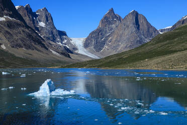 Blauer Eisberg, pyramidenförmige Gipfel, Gletscher, zerklüfteter Süd-Skjoldungen Fjord und Insel, herrliches Wetter, abgelegenes Ostgrönland, Dänemark, Polarregionen - RHPLF11151