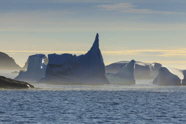 Eisberge und Seenebel, Eingang zum Skjoldungen Fjord, früher Morgen, König-Friedrich-VI-Küste, abgelegenes Südostgrönland, Dänemark, Polarregionen - RHPLF11156