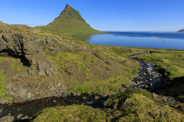 Fluss am Berg Kirkjufell in Grundarfjordur, Island, Europa - RHPLF11171