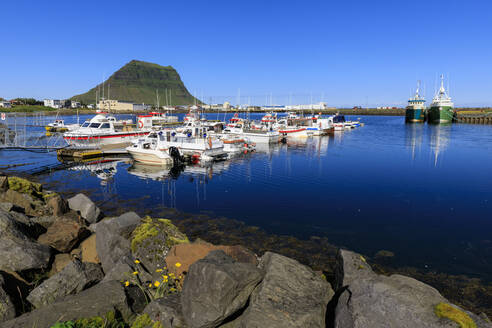 Hafen am Berg Kirkjufell in Grundarfjordur, Island, Europa - RHPLF11172