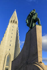 Statue von Leifur Eiriksson vor der Kirche Hallgrimskirkja in Reykjavic, Island, Europa - RHPLF11194