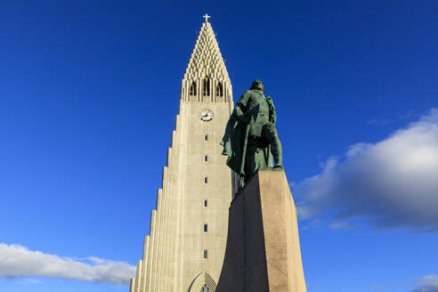 Statue von Leifur Eiriksson vor der Kirche Hallgrimskirkja in Reykjavic, Island, Europa - RHPLF11195
