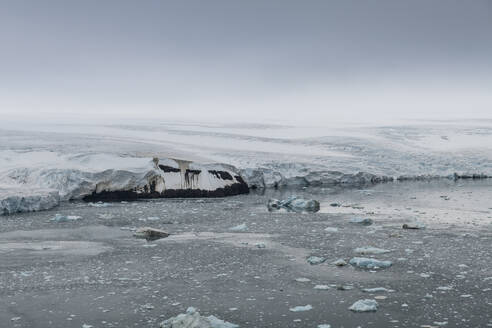 Luftaufnahme des massiven Gletschers von Alexandra Land, Archipel Franz Josef Land, Gebiet Archangelsk, Arktis, Russland, Europa - RHPLF11211