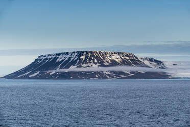 Flache, mit Eis bedeckte Tafelberge, Archipel Franz Josef Land, Gebiet Archangelsk, Arktis, Russland, Europa - RHPLF11214