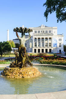 Springbrunnen vor dem Opernhaus, Riga, Lettland, Europa - RHPLF11252
