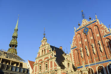 Kirchturm der St. Peterskirche, Haus der Schwarzköpfe, Rathausplatz, UNESCO-Weltkulturerbe, Riga, Lettland, Europa - RHPLF11256