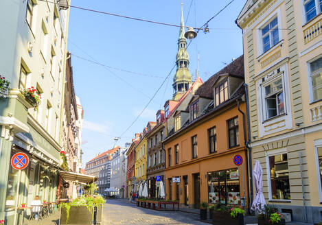 Grecinieku-Straße mit der Peterskirche im Hintergrund, Altstadt, UNESCO-Weltkulturerbe, Riga, Lettland, Europa - RHPLF11272