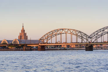 Blick auf den Sonnenuntergang vom Fluss Daugava, Riga, Lettland, Europa - RHPLF11276