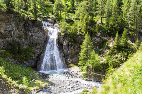 Wasserfall von Val Nera mit Tourist auf dem Weg, Livigno, Valtellina, Lombardei, Italien, Europa - RHPLF11293