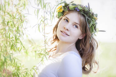 Young woman with floral wreath in the hair - STBF00391