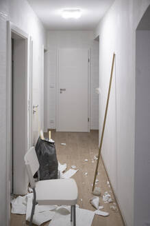 Korridor einer Wohnung nach dem Entfernen von Tapeten - CHPF00578