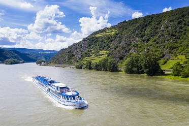 Luftaufnahme eines Kreuzfahrtschiffs auf dem Rhein bei Boppard, Deutschland - RUNF03155