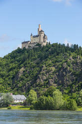 Tiefblick auf die Marksburg auf einem Berg vor blauem Himmel, Mittelrhein, Deutschland - RUNF03160