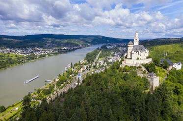 Luftaufnahme der Marksburg auf dem Berg gegen bewölkten Himmel, Mittelrhein, Deutschland - RUNF03163