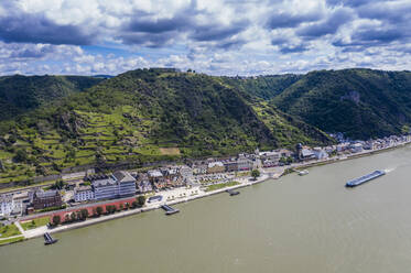 Luftaufnahme von Sankt Goar am Rhein gegen bewölkten Himmel, Deutschland - RUNF03165